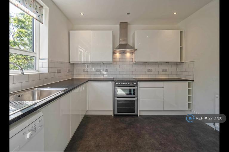 2 bedroom flat in Beechwood Close, London, N2 (2 bed) (#2710726)