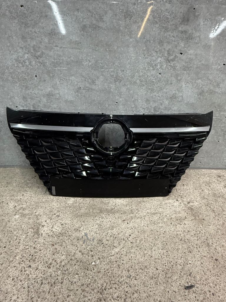 Nissan Qashqai Front Bumper Centre Grill 2024 - 2026 Genuine