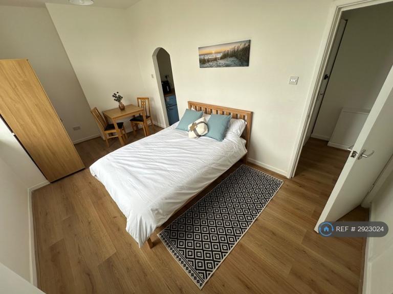 Studio flat in Victoria Road, Merseyside, CH45 (#2923024)