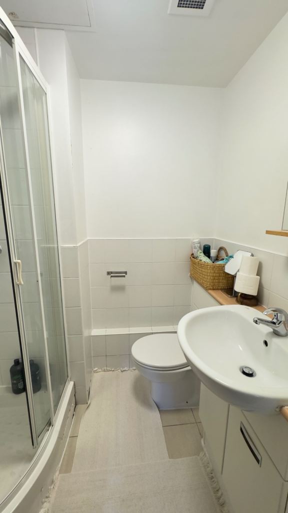 Large 1 bed and study room with 2 bathroom E16 4LG 