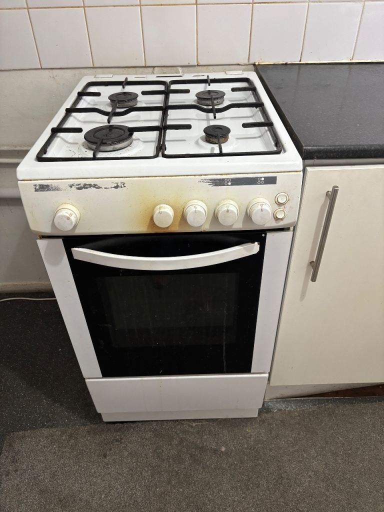 White Gas Cooker with Oven – Four Hobs, Freestanding