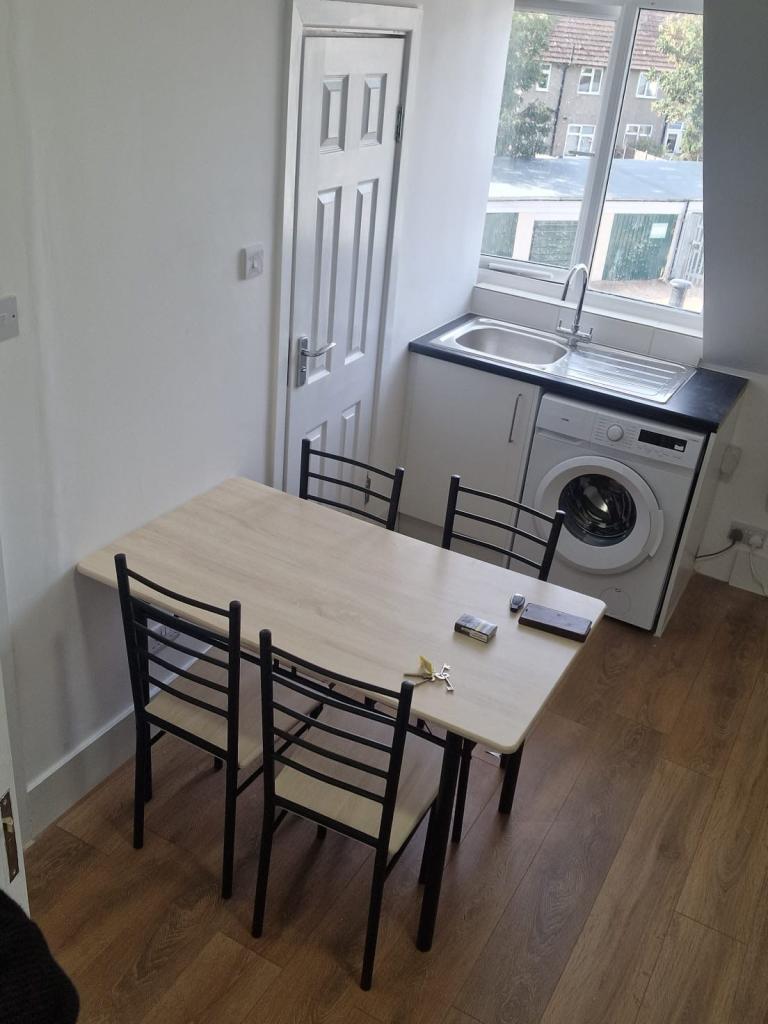 2 bed flat in Dagenham