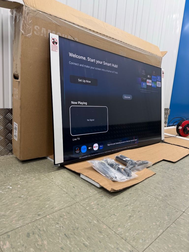 2025 BRAND NEW SAMSUNG 55 inch Crystal UHD 4K HDR Smart TV — UE55U8000F