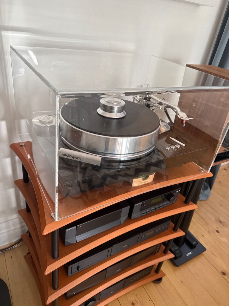 Project Signature 10 Turntable 