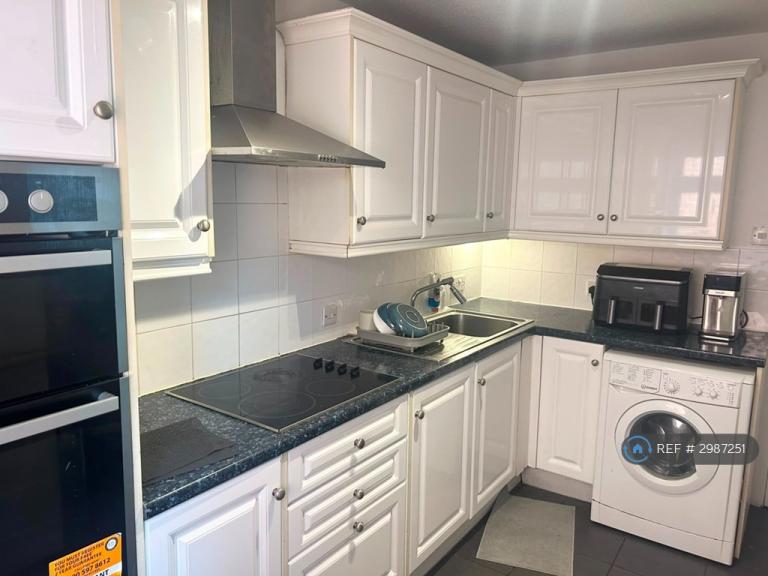 2 bedroom flat in Worple Road, Wimbledon, SW19 (2 bed) (#2987251)