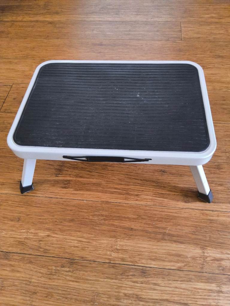 ​Folding Metal Single Step Stool / Caravan Step – Good Condition