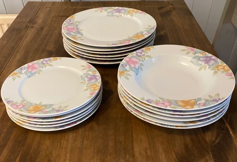18 pieces Hungarian porcelain diner set