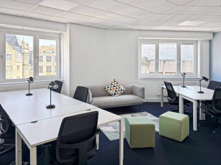 Aberdeen - AB251HF \ Large Office Space with Flexible Setup for Up to 15 Workstations