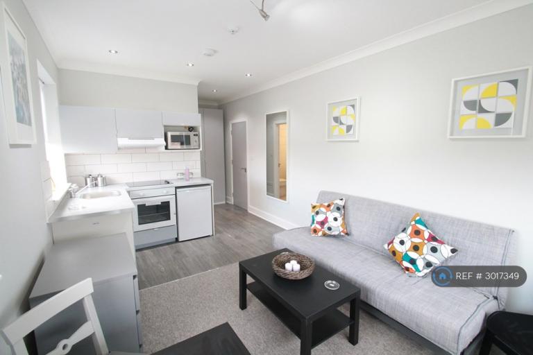 Studio flat in Lowther Road, Edgware, HA7 (#3017349)