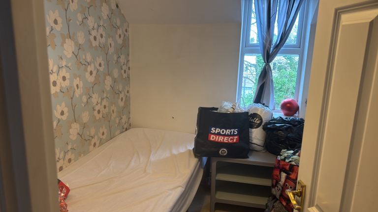 A double bedroom and a small room to let 