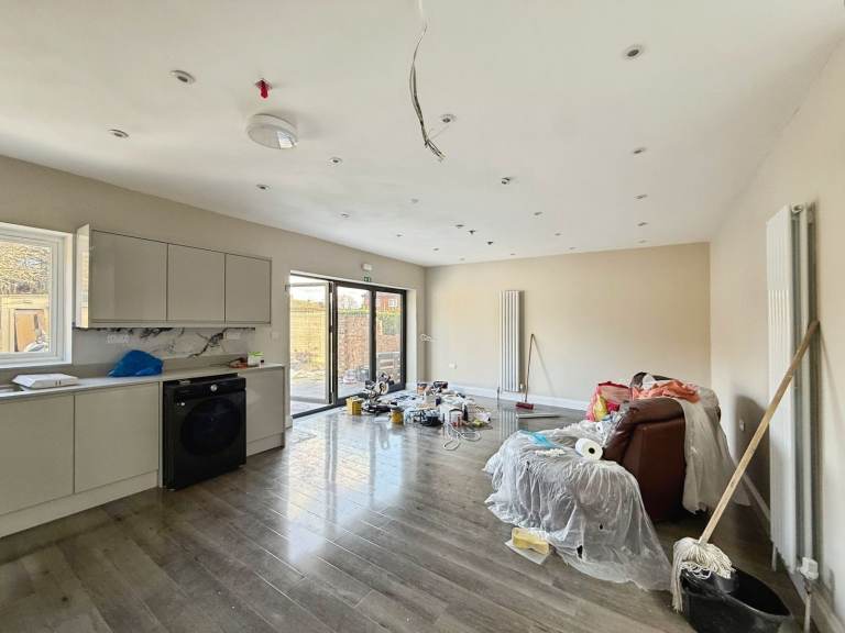 8 BEDROOM BUNGALOW TO RENT 