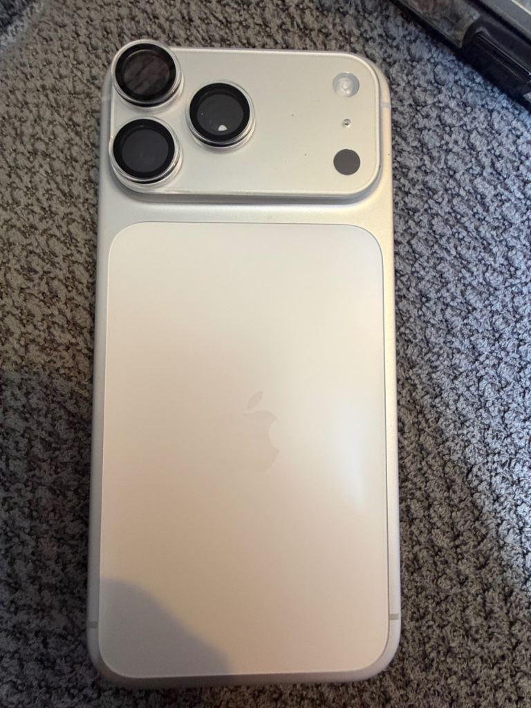 iPhone 17 Pro Max 256GB Silver – As Good As New