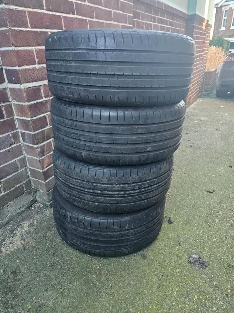 4x 225/40/18 tyres good condition 