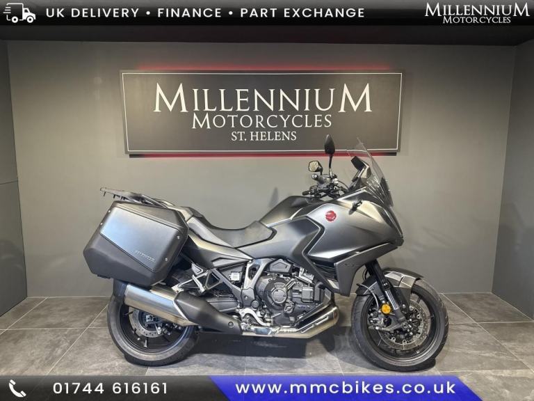 2023 HONDA NT1100 DCT AUTOMATIC TOURING BIKE WITH LUGGAGE AND ONLY 761 MILES.