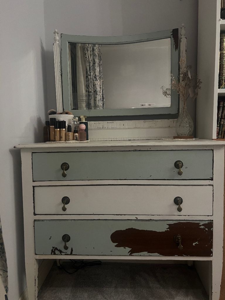 Chest of drawers dressing table