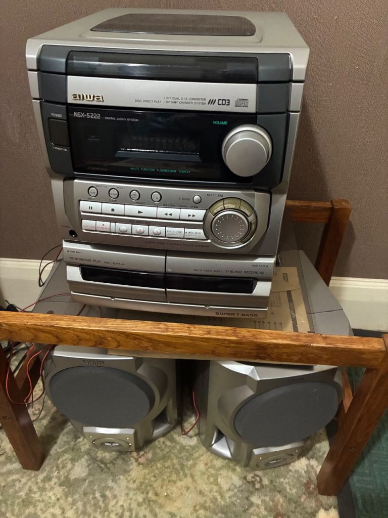 Aiwa NSX-S200 Compact Stereo System with Speakers – Good Condition