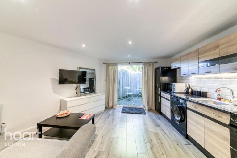 𝟏 𝐛𝐞𝐝𝐫𝐨𝐨𝐦 𝐟𝐥𝐚𝐭 𝐰𝐢𝐭𝐡 𝐩𝐫𝐢𝐯𝐚𝐭𝐞 𝐞𝐧𝐭𝐫𝐚𝐧𝐜𝐞 𝐚𝐧𝐝 𝐩𝐚𝐭𝐢𝐨