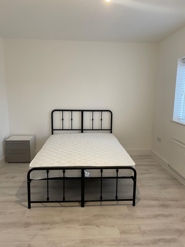 Spacious & Cosy Double Room For Rent AT RM17 5FQ