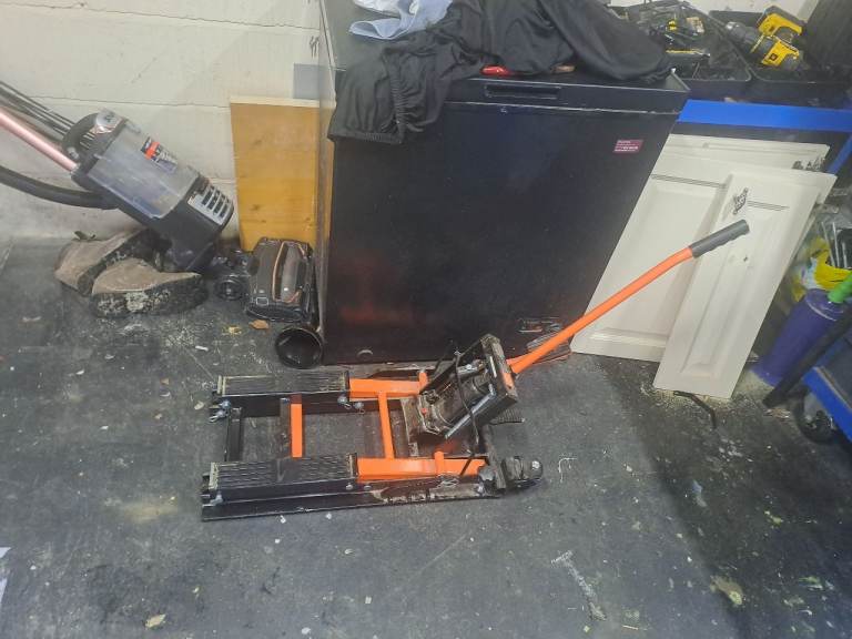 Hydraulic motorcycle lifter 