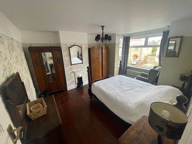 Two Kingsize rooms to Rent in family home (bills included)