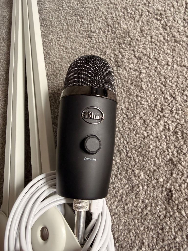 Blue yeti microphone and arm