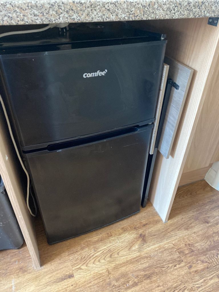 Comfee Black Undercounter Fridge Freezer - Good Condition