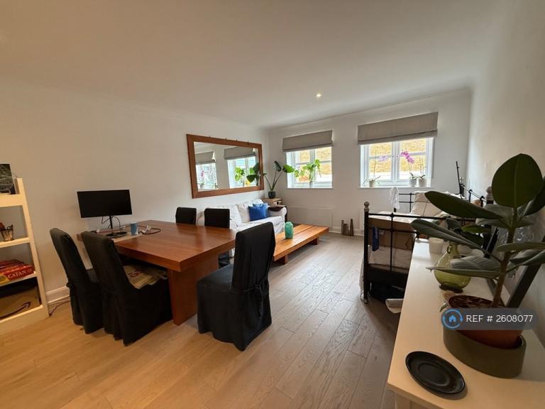 2 bedroom flat in City Walk, Shoreditch, London, E2 (2 bed) (#2608077)