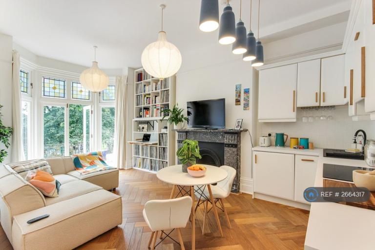 1 bedroom flat in The Pantiles, Tunbridge Wells, TN2 (1 bed) (#2664317)