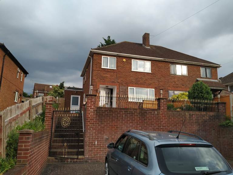Spacious 4-Bed Family Home – RG2 – Parking for 3 Cars – Avail 25th June