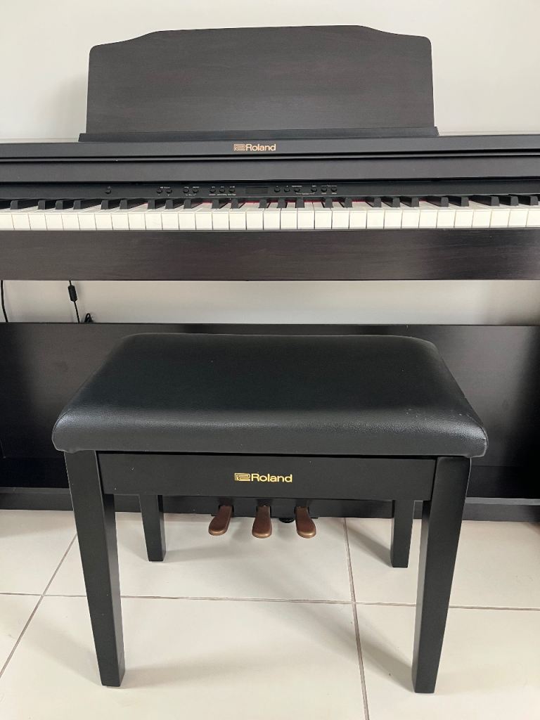 🎹 Roland Digital Piano RP501R + Roland Stool – Excellent Condition
