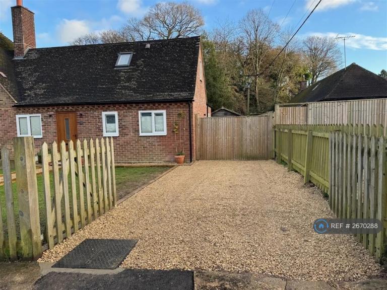 3 bedroom house in Holly Close, Highmoor Cross, Henley-On-Thames, RG9 (3 bed) (#2670288)