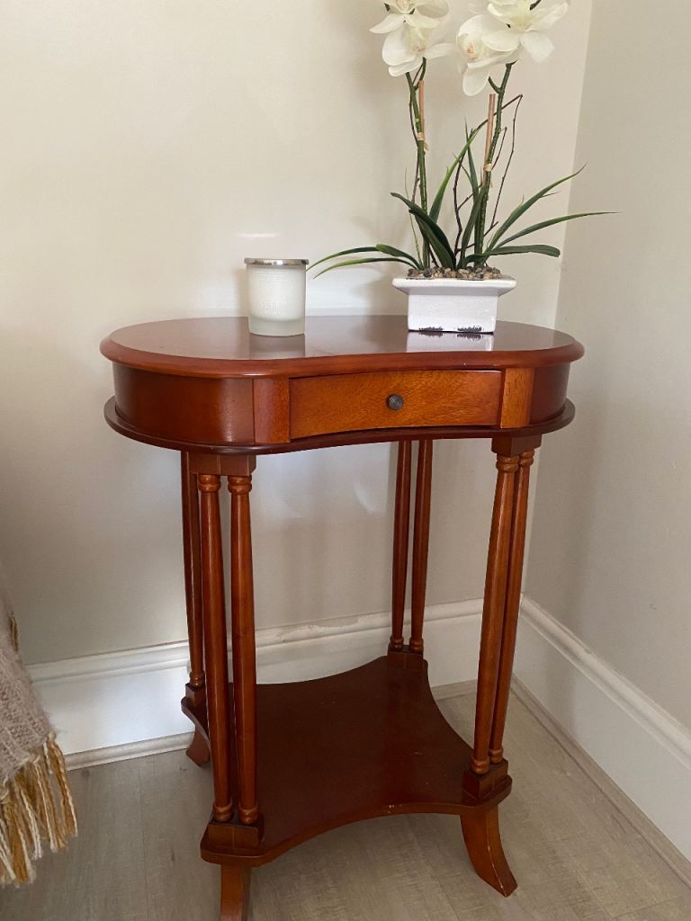 Small mahogany lamp table 