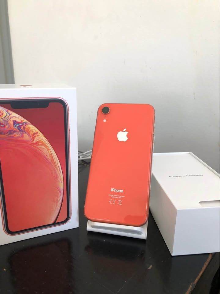 iPhone XR unlocked 64gb in box 