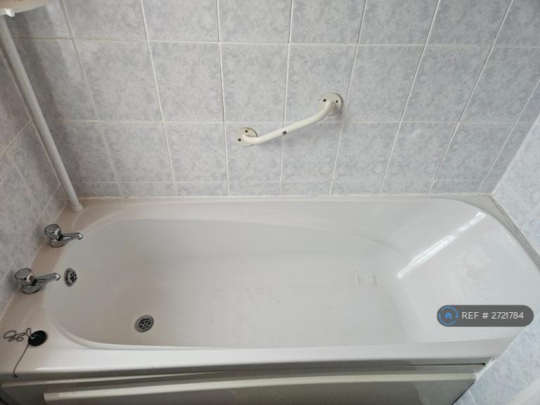 3 bedroom house in Long Lane, Huddersfield, HD5 (3 bed) (#2721784)