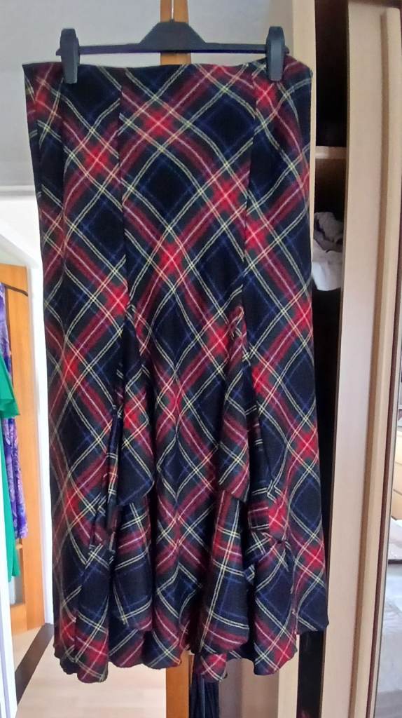 Ladies tartan skirt 