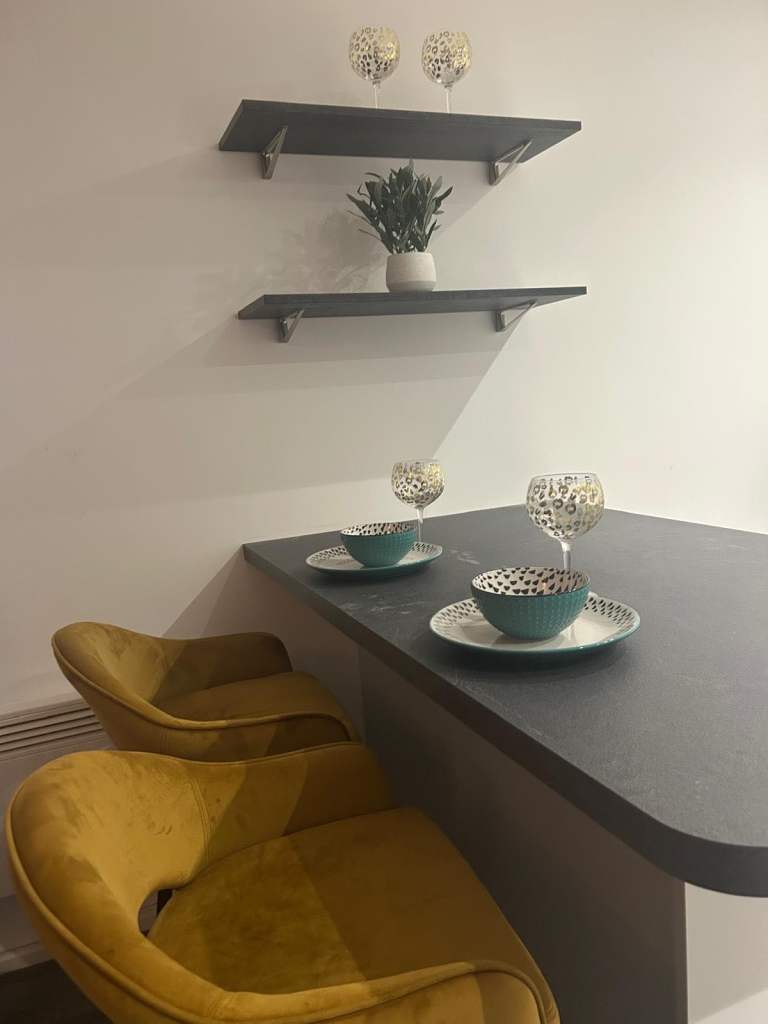 WREN breakfast bar &stools 