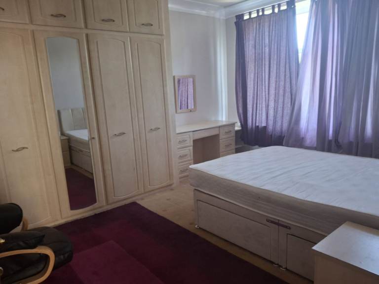 Beautiful 2 bedroom first floor with 2 bathroom flat available to let at Park Avenue Ilford IG1, 