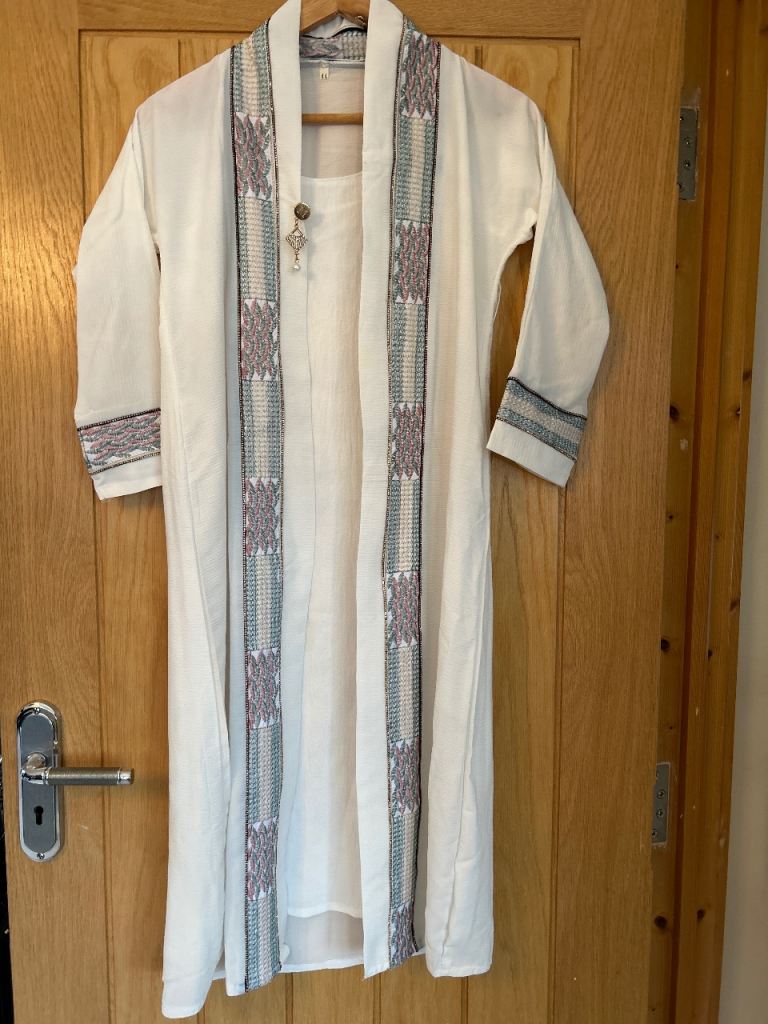 🤍 Elegant White Embroidered Abaya – Size 44 – Excellent Condition 🤍