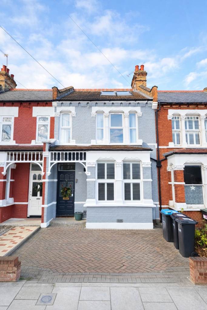 6 bedroom house in 6 Bedroom House – Elvendon Road, Bounds Green, N13