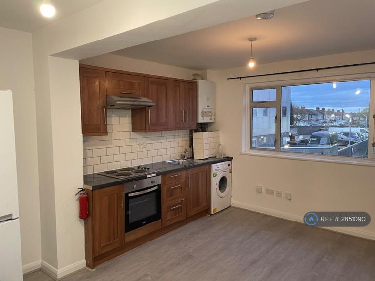 3 bedroom flat in Uxbridge Road, Hayes, UB4 (3 bed) (#2851090)