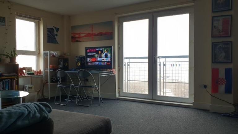 Single Room in a Modern flat with access to Lift,Balcony and Parking