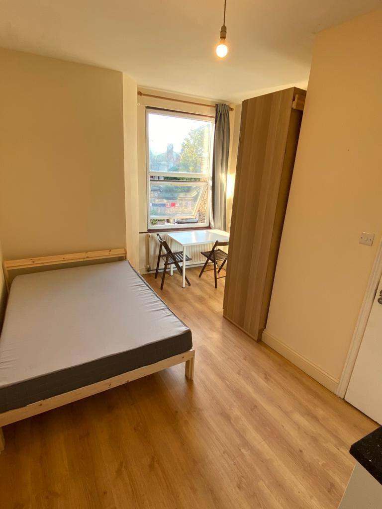 STUDIO ENSUITE ROOM TO LET 3 MINS WALK TO NEASDEN TUBE