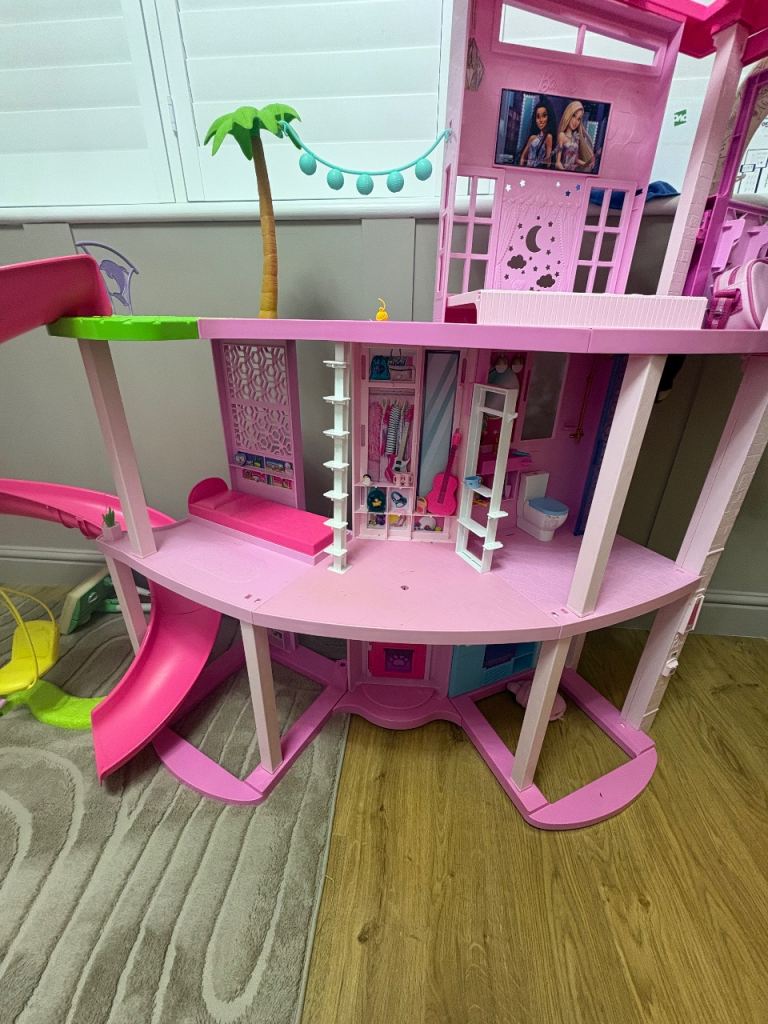 2023 model Barbie dream house 