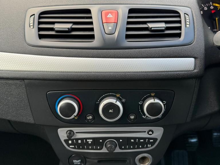 2011 Renault Megane 1.6 16V Dynamique TomTom Euro 5 3dr COUPE Petrol Manual