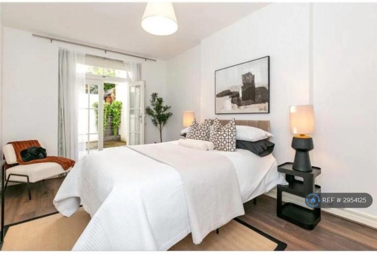 2 bedroom flat in Eardley Crescent, London, SW5 (2 bed) (#2954125)