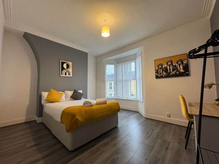 Big Beautiful 4 Bed House,  Near Town Centre and Hospitals 