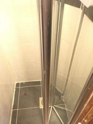 In House Medium Room To Let Share 3 Bath Shower Kitchen Garden InclBillsNet VeryNearTubeBusShops