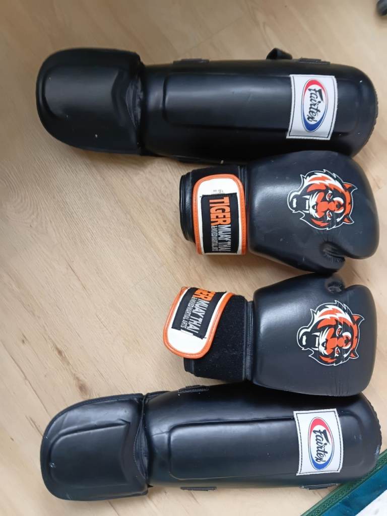 Tiger muay thai and mixed martial gloves and ahin pads 120 pounds