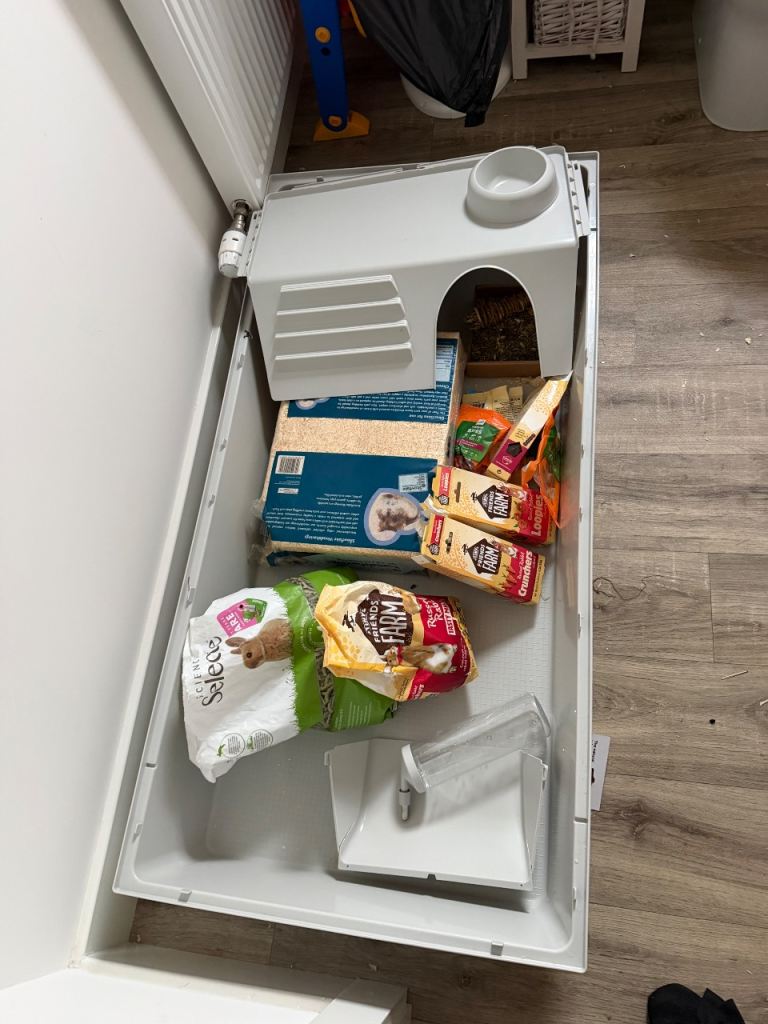 Rabbit cage with accessories 