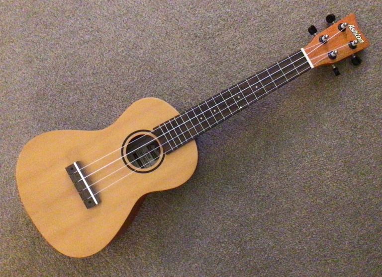 UKULELE - ASHTON UKE240SP - SUPERB CONDITION - PADDED GIGBAG - BARGAIN!!!!